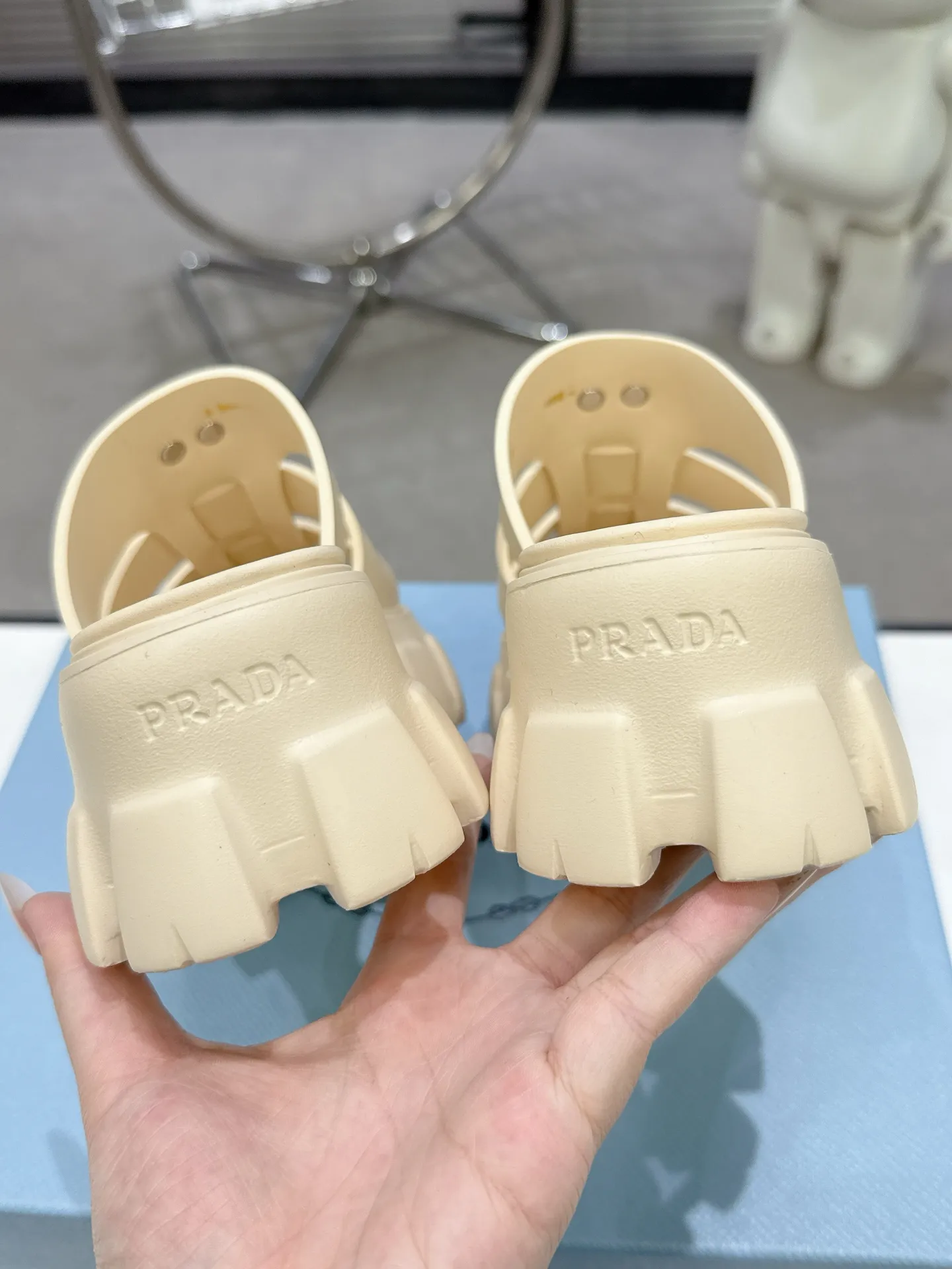 👟👟Ex-factory price 440👟👟 2025 exclusive version super popular🎊🎊🎊prada Prada triangular buckle serrated Roman thick-soled rubber foam ultra-light sandals are retro, fashionable and avant-garde, the upper perfectly restores the original craftsmanship, making the whole pair of shoes light and comfortable, full of holiday feel, bright colors💐💐💐💐 A variety of choices to satisfy fashionable people of different styles! The iconic metal triangle logo is paired with the shape of ancient beach sandals. Every design element is fashionable! Code number 35-40​